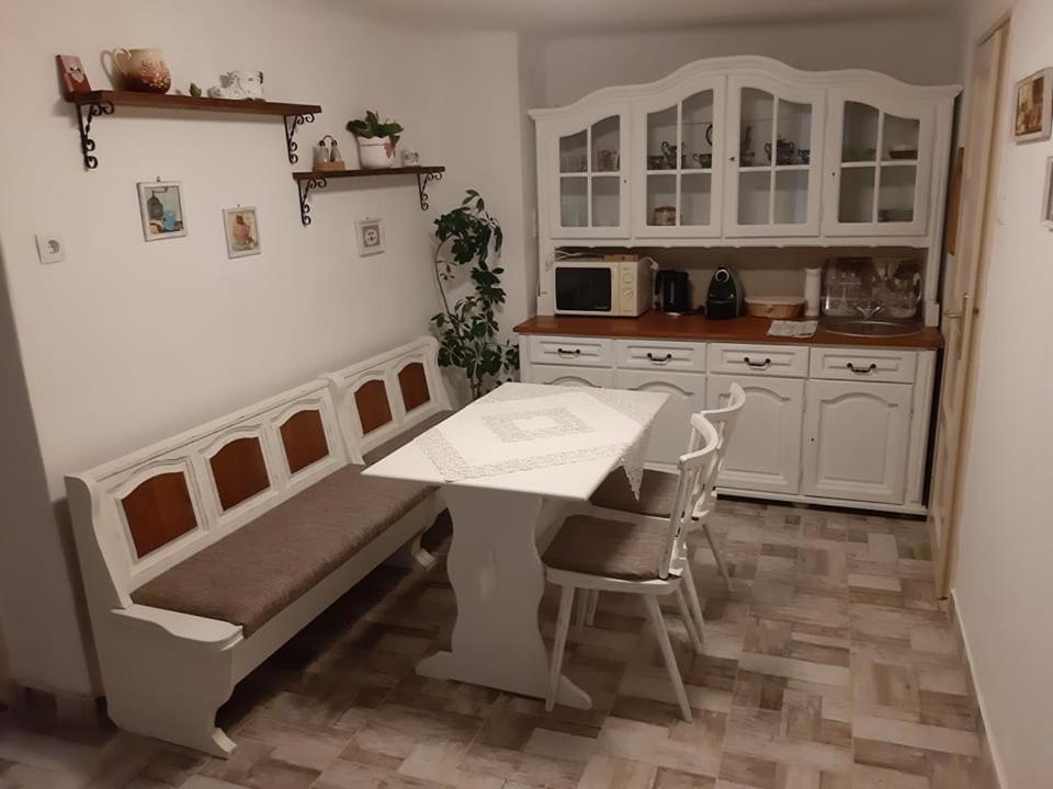 Апартаменты Edina Vintage Vendeghaz Мошонмадьяровар Экстерьер фото