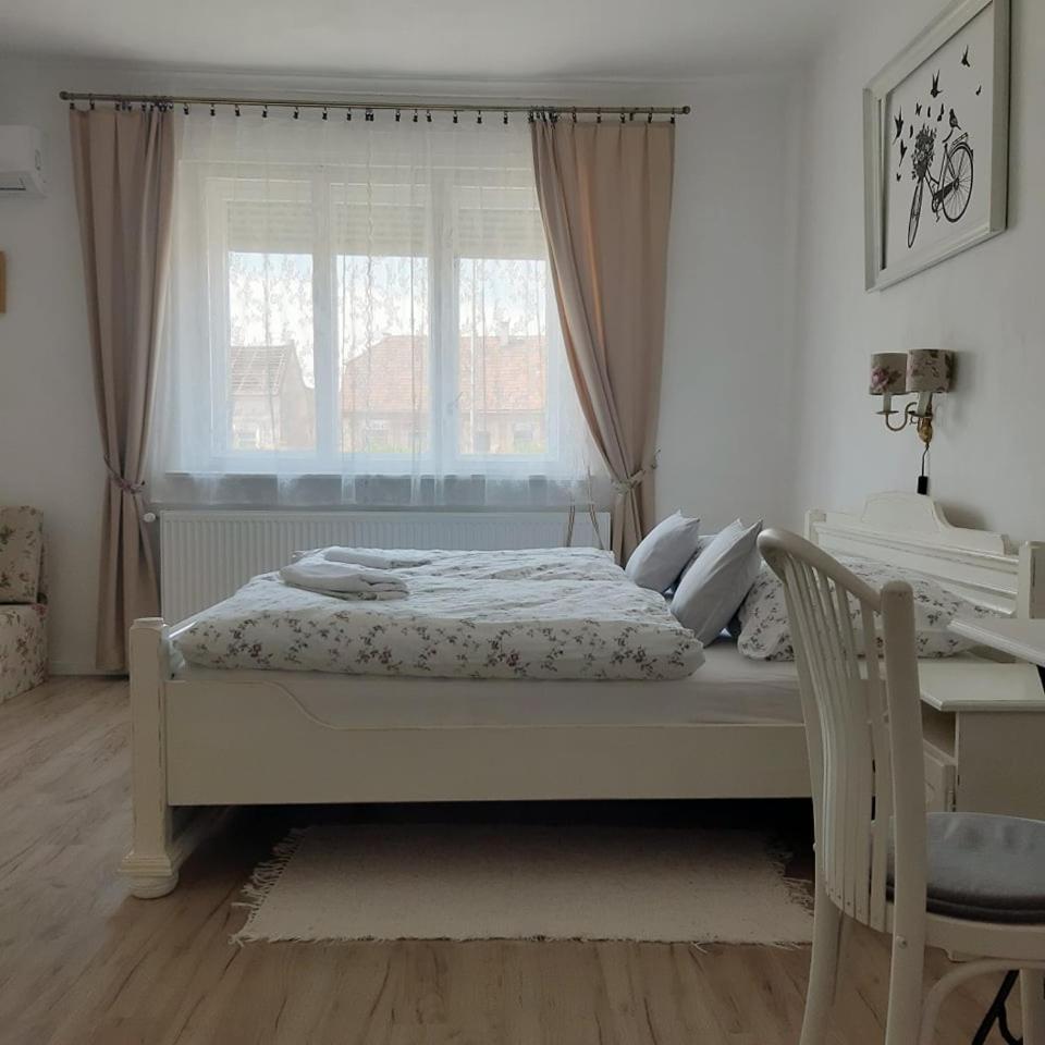 Апартаменты Edina Vintage Vendeghaz Мошонмадьяровар Экстерьер фото